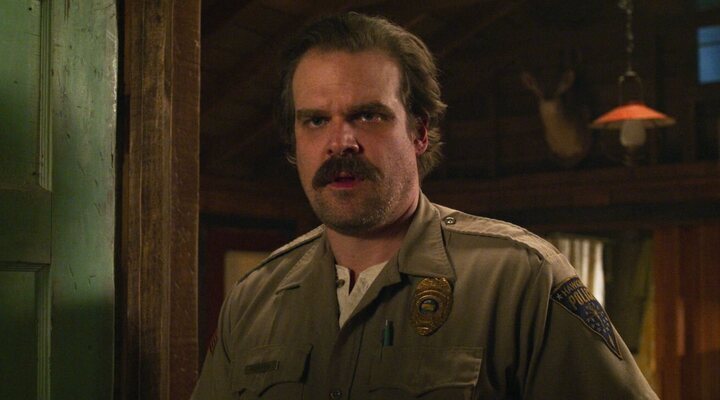 David Harbour en la temporada 1 de 'Stranger Things'