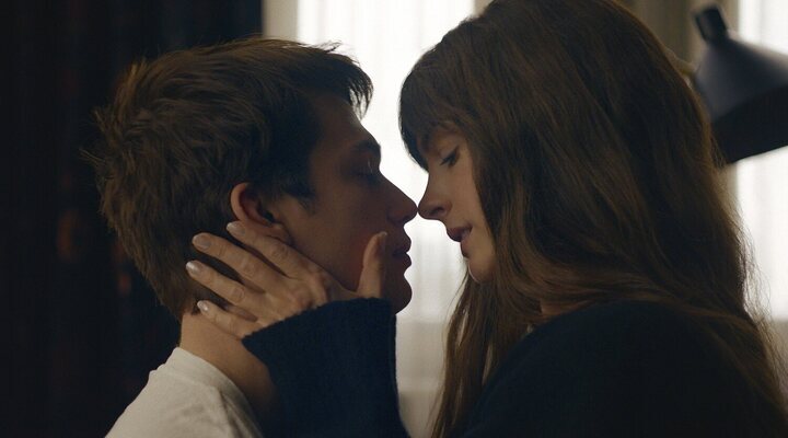 Nicholas Galitzine y Anne Hathaway en 'La idea de tenerte'