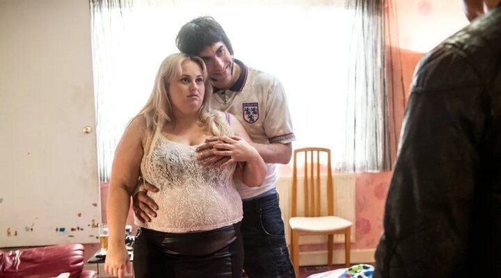 Rebel Wilson y Sacha Baron Cohen en 'Grimsby'