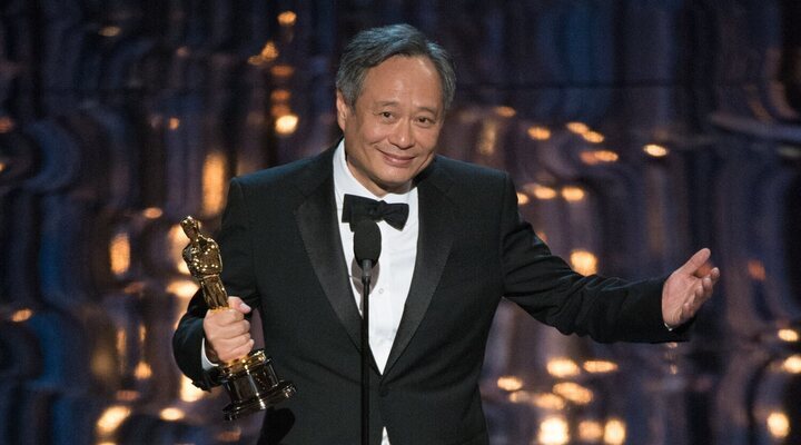 Ang Lee recibiendo el Oscar a mejor director por 'La vida de Pi' en 2013