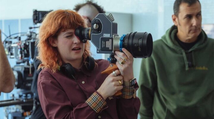 Chloé Wallace grabando en el rodaje de 'Mala Influencia'