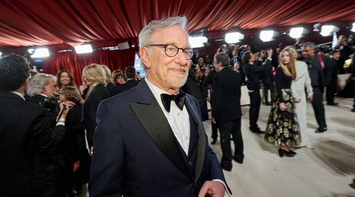 Stephen Spielberg en la alfombra champagne de los Oscar 2023 (Academy)