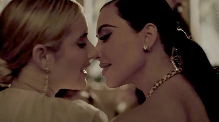 Kim Kardashian y Emma Roberts