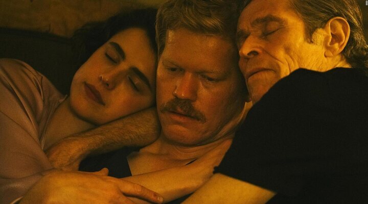 Margaret Qualley, Jesse Plemons y Willem Dafoe en 'Kinds of Kindness'