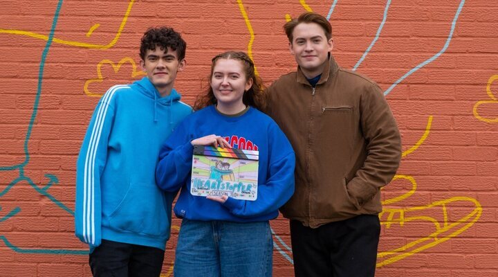 Kit Connor, Alice Oseman y Joe Locke en el rodaje de la tercera temporada de 'Heartstopper'