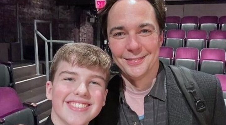 Jim Parsons e Iain Armitage (Twitter/X)