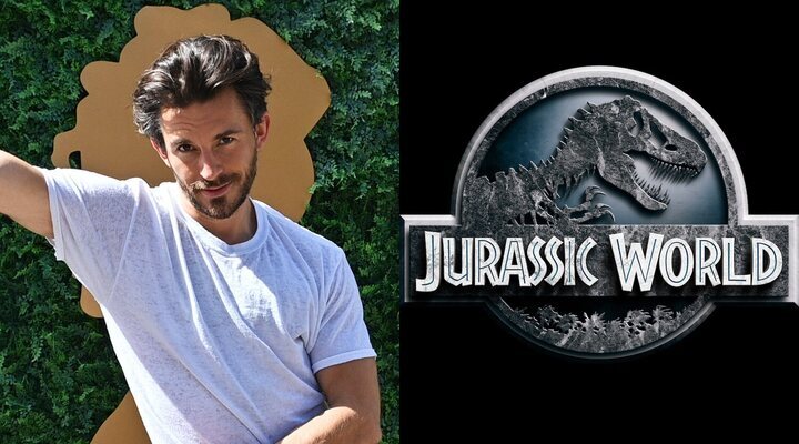 Jonathan Bailey y el logo de 'Jurassic World'