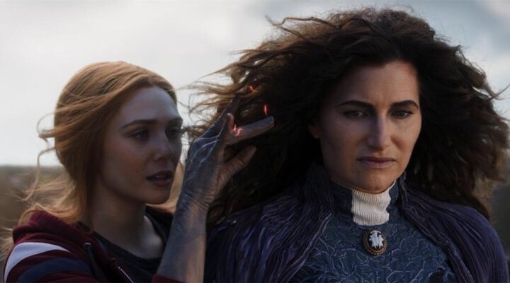 Kathryn Hahn como Agatha Harkness y Elizabeth Olsen como Wanda en 'Bruja Escarlata y Visión'