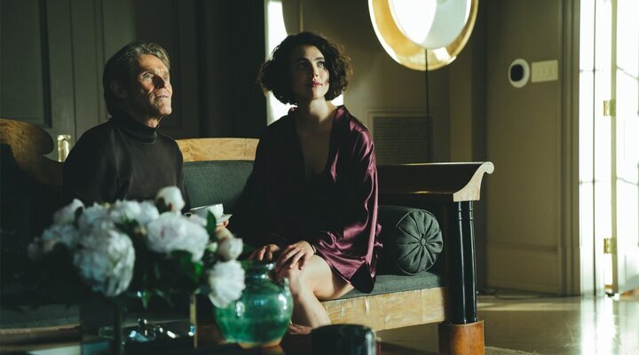  Qualley y Willem Dafoe en 'Kinds of Kindness