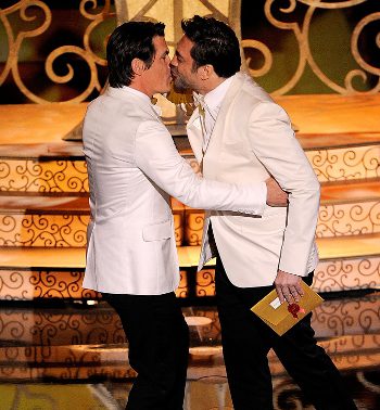 El beso entre Javier Bardem y Josh Brolin en los Oscar, censurado por la ABC