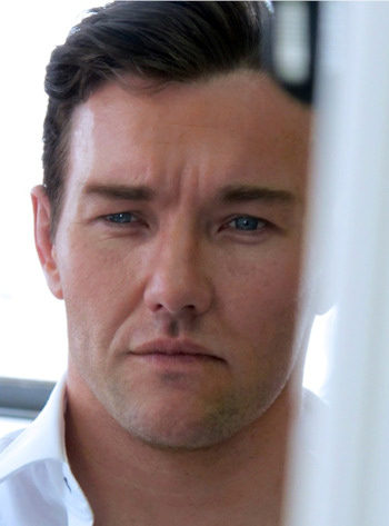 Joel Edgerton como Tom Buchanan