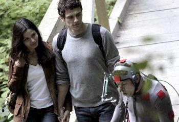 James Franco y Freida Pinto en El origen del planeta de los simios