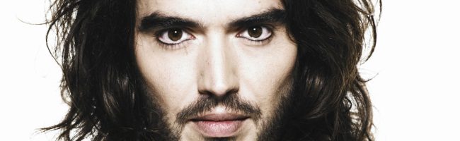  Russell Brand continua teniendo proyectos cómicos en cartera