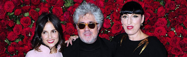 Pedro Almodovar con Elena Anaya y Rossy de Palma