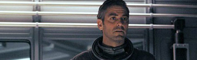 George Clooney con traje de astronauta