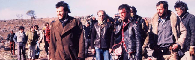 Mel Gibson y el resto del equipo en 'Mad Max 2'