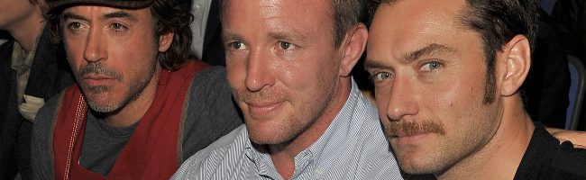 Guy Ritchie con los protagonistas de Sherlock Holmes