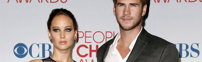 Jennifer Lawrence y Liam Hemsworth en la alfombra roja de los People Choice Awards 2012