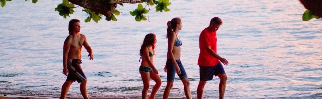  El reparto de 'Los descendientes' en una playa Hawaiana