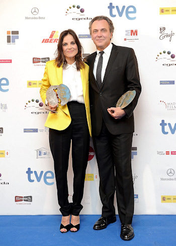 Elena Anaya y Jose Coronado posan con sus premios Forque 2012