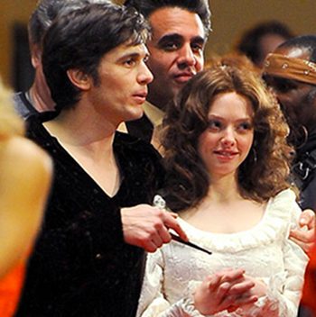 James Franco como Hugh Hefner en Lovelace, junto a Amanda Seyfried