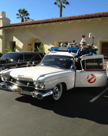 Jonah Hill subido al Ecto-1, el coche de los Cazafantasmas