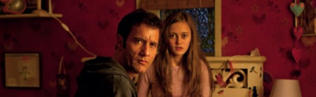  Clive Owen con su hija de ficción en 'Intruders'