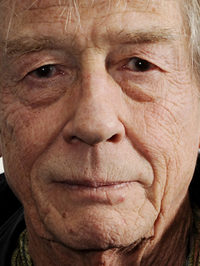  John Hurt