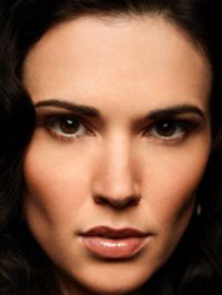  Laura Mennell