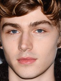  Miles Heizer