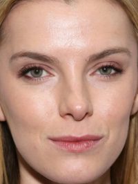  Betty Gilpin