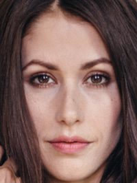  Amanda Crew