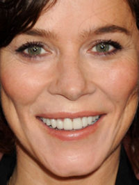  Anna Friel