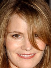  Jennifer Jason Leigh