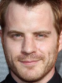  Robert Kazinsky