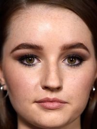  Kaitlyn Dever