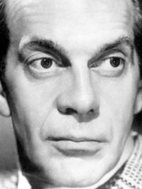  Raymond Massey