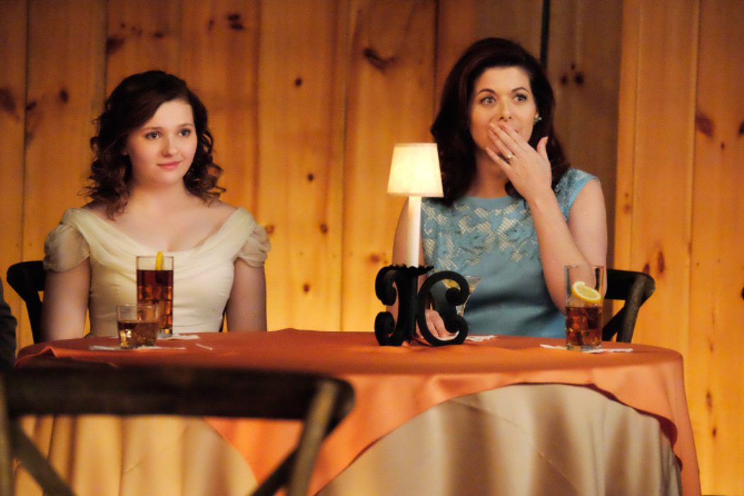 Abigail Breslin es Frances "Baby" Houseman y Debra Messing es Marjorie Houseman