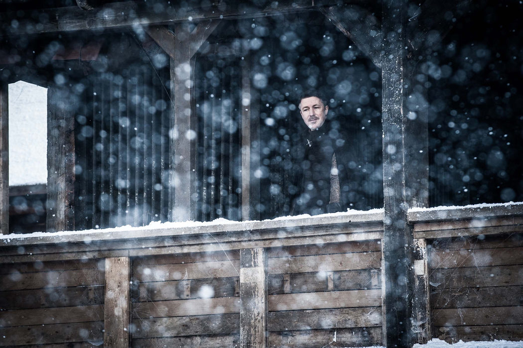 Meñique observa en la sombra de Invernalia