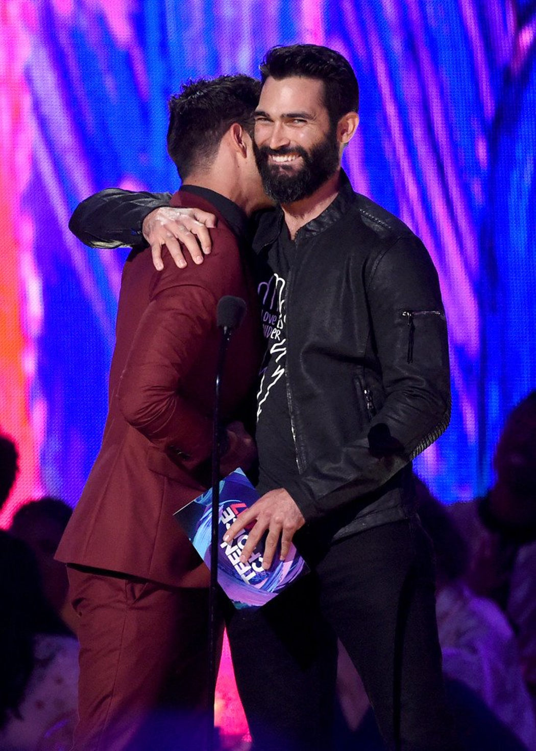 Abrazo entre Tyler Posey y Tyler Hoechlin