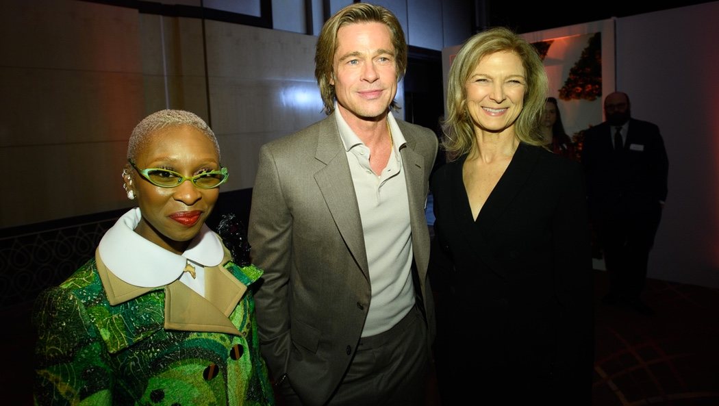 Cynthia Erivo y Brad Pitt con la CEO de la Academia Dawn Hudson