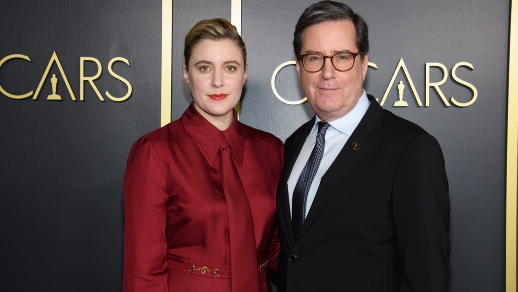 Greta Gerwig y el el Presidente de la Academia David Rubin