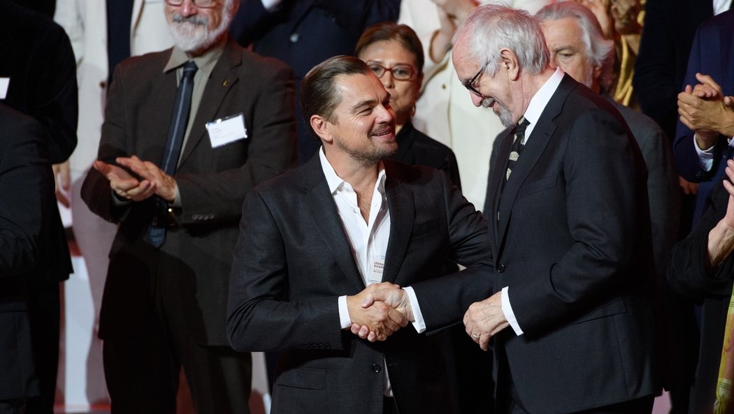 Leonardo DiCaprio y Jonathan Pryce