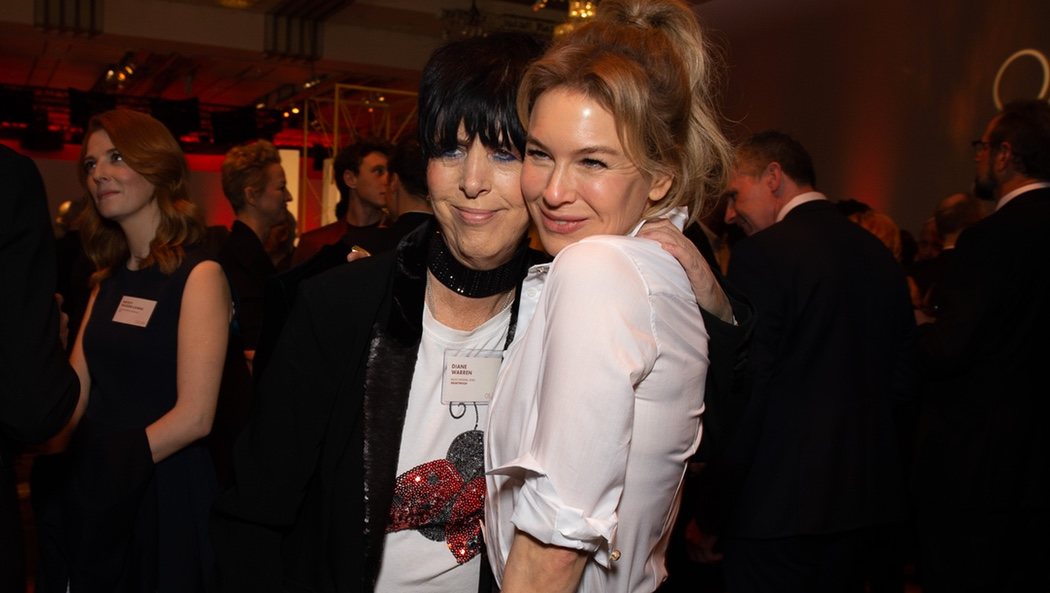 La cantante Diane Warren junto a Renée Zellweger