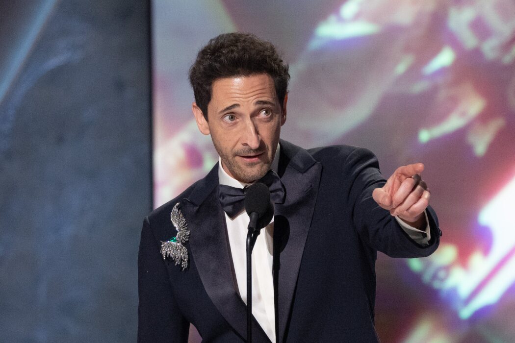 A sus órdenes, Adrien Brody