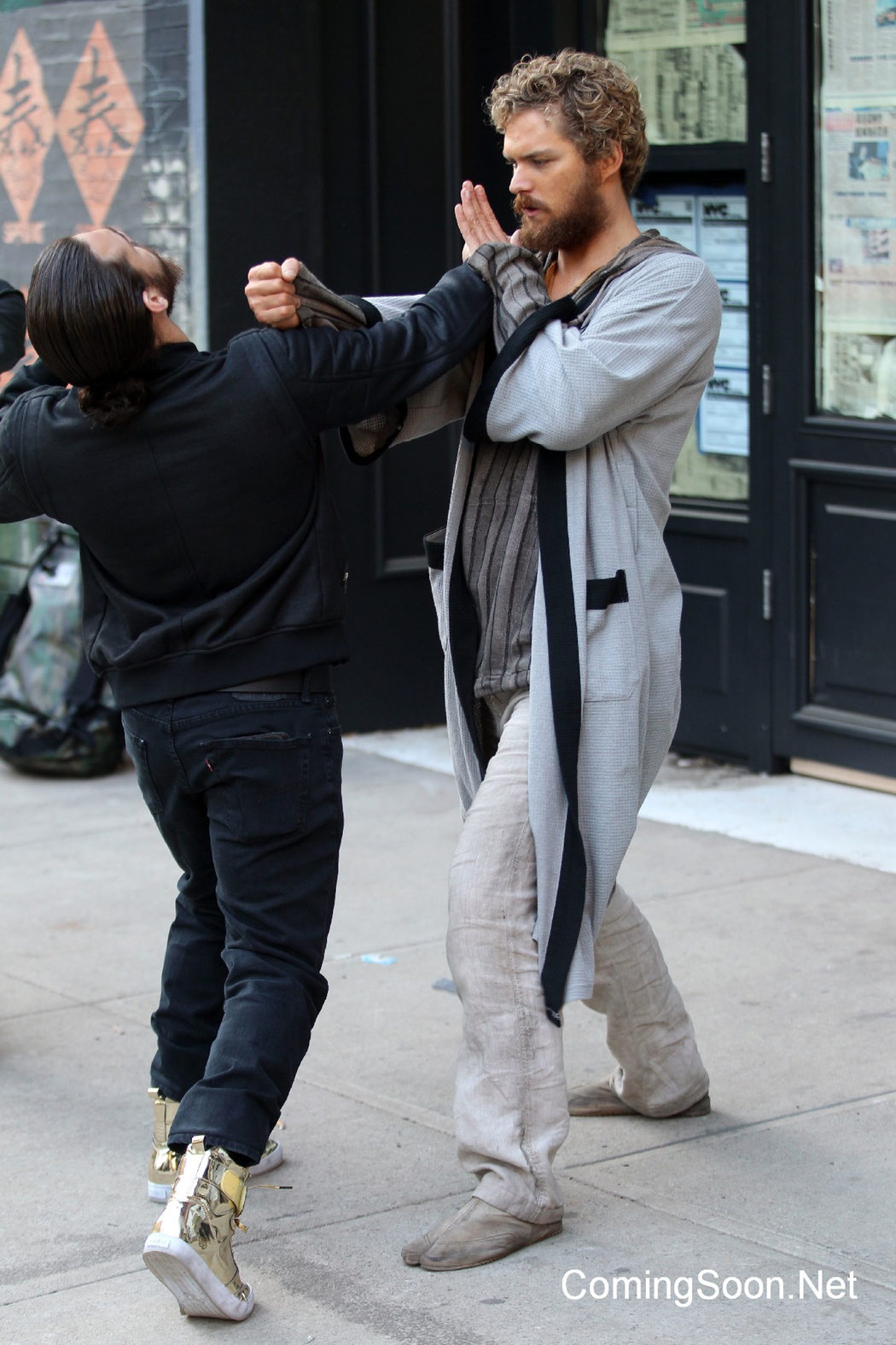 Finn Jones dando un puñetazo a un malvado en el rodaje de 'Iron Fist'