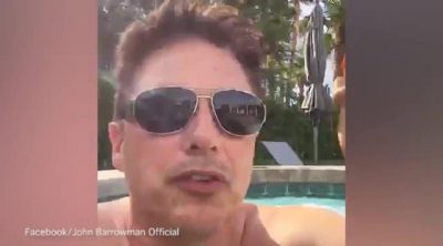 John Barrowman enseña sin querer el pene de su marido