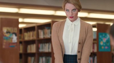 Margot Robbie como una bibliotecaria sexy en 'Saturday Night Live'.