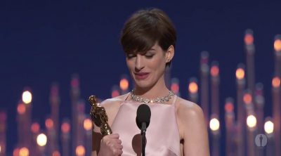 Anne Hathaway recibe el Oscar a Mejor actriz de reparto