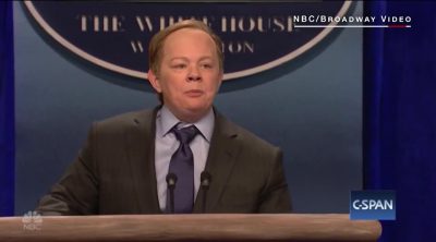 Melissa McCarthy imita a Sean Spicer, portavoz de Donald Trump